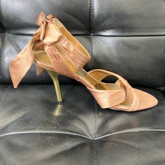 Women’s size 9 Le Château Chic shiny tan golden Stiletto Heels with Ankle Strap - Picture 4 of 16